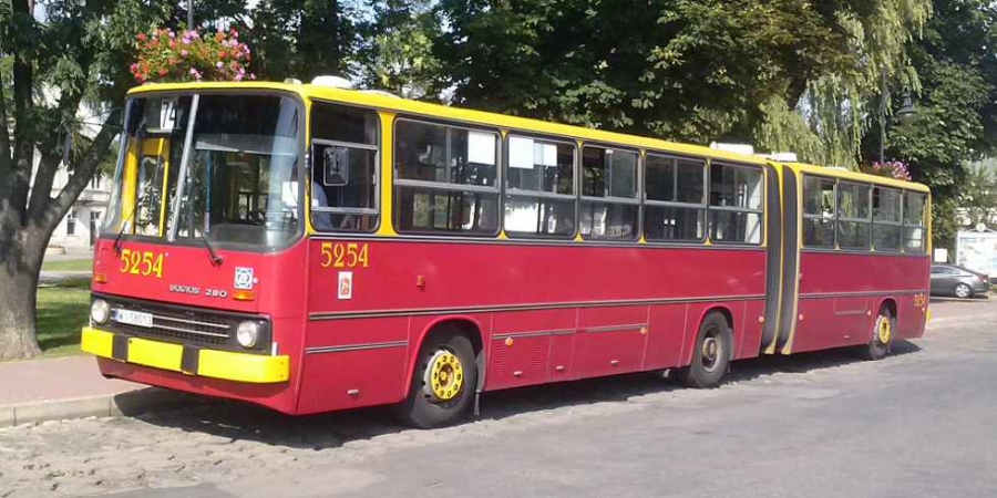 Ikarus - autobus linii 742 na przystanku w Górze Kalwarii