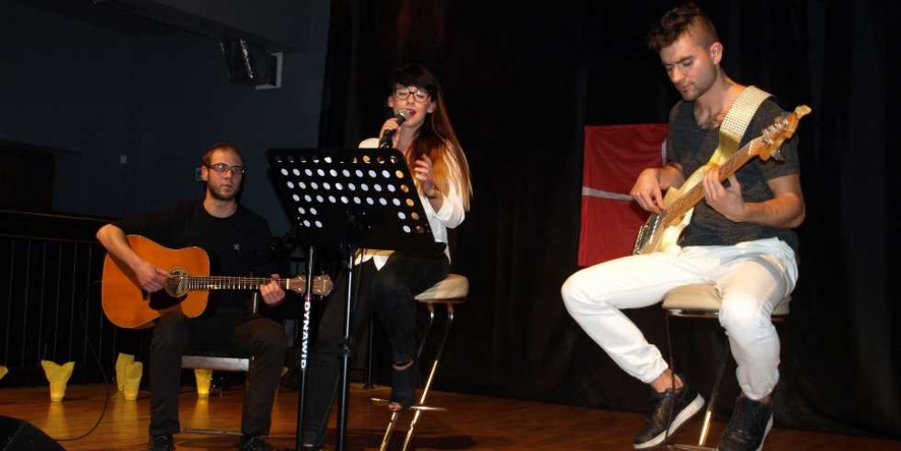 Paulina Romaniuk w trakcie występu na koncercie Szlachetnej Paczki w Górze Kalwarii